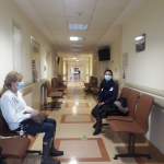 W oczekiwaniu na cytologię - korytarz przed gabinetem, dwie pacjentki