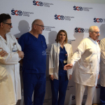 Od lewej: dr hab. n. med. Paweł Rybojad, kierownik Kliniki Chirurgii Klatki Piersiowej, dr Sławomir Pawelec, specjalista chirurgii klatki piersiowej, dr Aleksandra Czarnecka, specjalistka chirurgii klatki piersiowej, profesor Stanisław Góźdź, dyrektor Świętokrzyskiego Centrum Onkologi, dr n. med. Michał Wiłkojć, specjalista chirurgii klatki piersiowej z Wojskowego Instytutu Medycznego