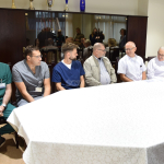 od lewej: dr Szczepan Kaliniak, dr Michał Żyła, dr n. med. Jakub Spałek, pan Marek Walo - pacjent po chirurgicznym leczeniu raka krtani, dr. n. med. Sławomir Okła - Kierownik Kliniki Otolaryngologii, Chirurgii Głowy i Szyi, prof. dr hab. n. med. Stanisław Góźdź - Dyrektor Świętokrzyskiego Centrum Onkologii, dr hab. n. med. Jolanta Smok - Kalwat -Zastępca Dyrektora ds. Klinicznych