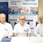 Od lewej: prof. dr hab.  n. med. Stanisław Góźdź, dyrektor ŚCO, dr hab. n. med. Artur Kowalik, prof. UJK, kierownik Zakładu Diagnostyki Molekularnej i Zakładu Inżynierii Genetycznej,  dr hab. n. med. Jolanta Smok-Kalwat, z-ca Dyrektora ds. Klinicznych.