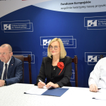 Od lewej: wicemarszałek województwa świętokrzyskiego Marek Bogusławski; marszałek województwa świętokrzyskiego Renata Janik; prof. dr hab. n. med. Stanisław Góźdź, dyrektor Świętokrzyskiego Centrum Onkologii