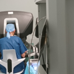 Chirurdzy z ŚCO operują pacjentów z rakiem jelita grubego w asyście robota da Vinci